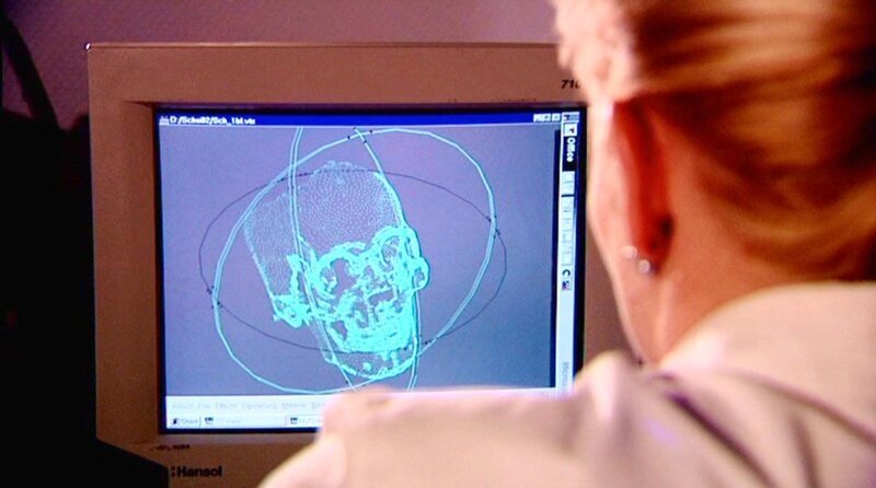 Fall „Die Teppich-Leiche“: Rechtsmedizinerin Dr. Katja Jachau aus Magdeburg versucht mittels einer Superimposition, einer computeranimierten Bildüberlagerung, die Leiche zu identifizieren. – Bild: RTL