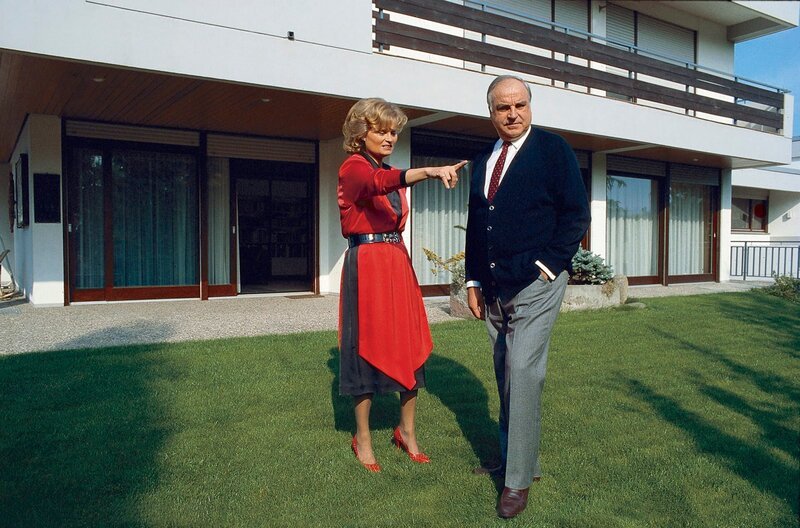 Hannelore Kohl mit ihrem Ehemann Helmut im Garten. – Bild: phoenix/​NDR/​Helmut R. Schulze – Edition HRS