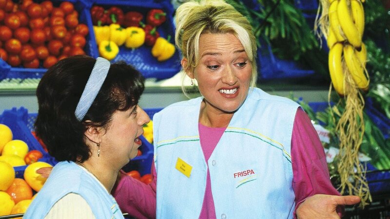 Gisela „Gisi“ (Franziska Traub, li.) und Rita (Gaby Köster) – Bild: TVNOW /​ Martin Lässig