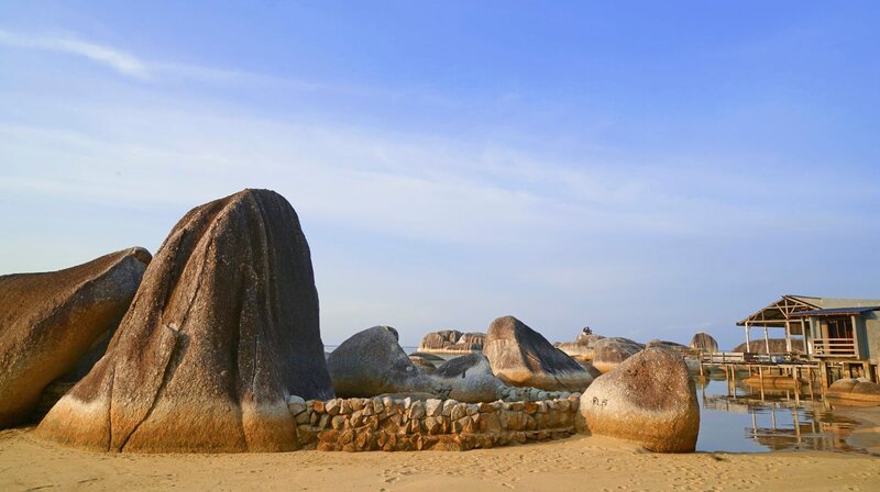 Strand mit Felsformationen auf der Insel Belitung. – Bild: HR/​Monika Birk