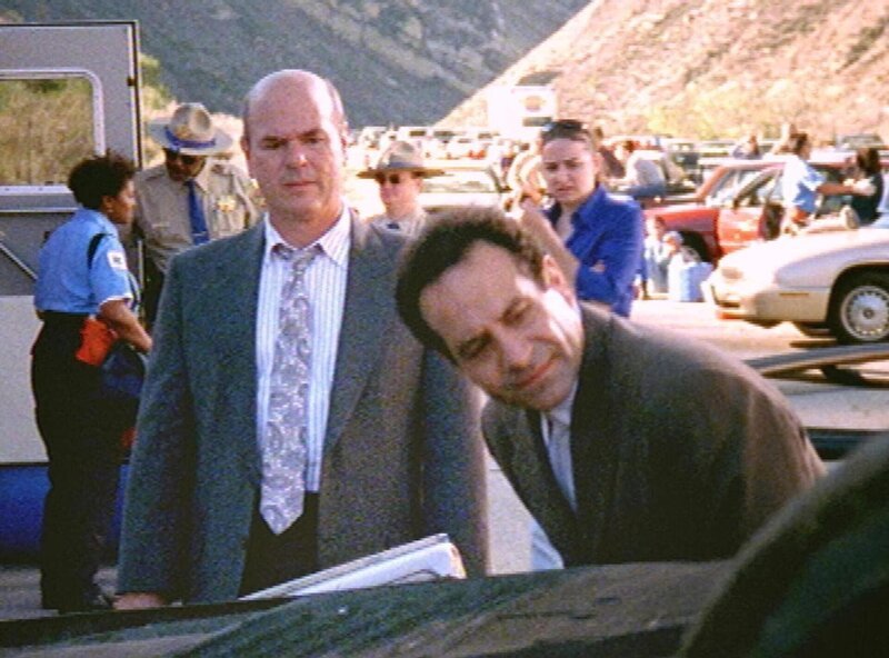 Monk (Tony Shalhoub, r.) steckt wegen einem Unfall im Stau fest. Doch als er sich mit dem Anwalt Garrett Price (Larry Miller) das Unfallauto anschauen geht, fallen Monk sofort Ungereimtheiten auf, die auf ein Verbrechen statt auf einen Unfall hinweisen. – Bild: SUPER RTL