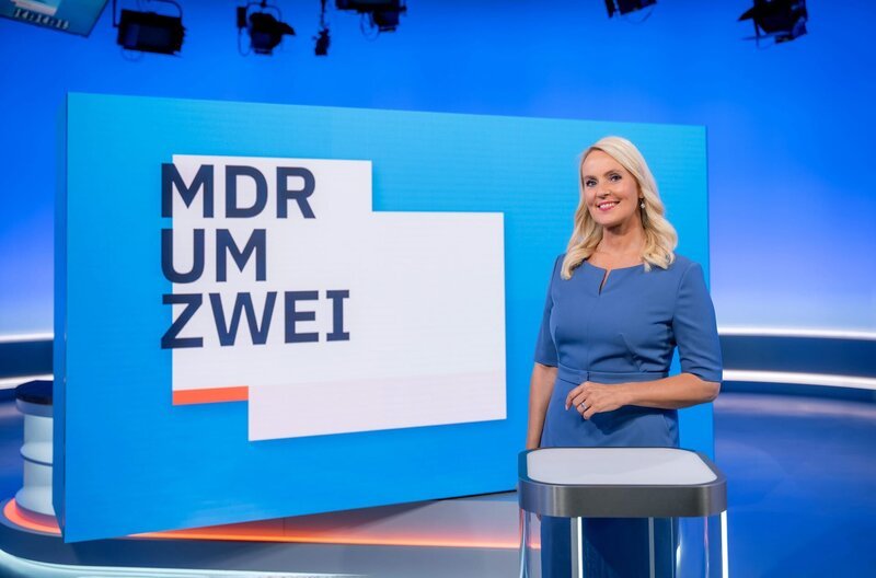 MITTELDEUTSCHER RUNDFUNK MDR um ZWEI Moderatorin Anja Petzold © MDR/​Andreas Lander, honorarfrei – Verwendung gemäß der AGB im engen inhaltlichen, redaktionellen Zusammenhang mit genannter MDR-Sendung und bei Nennung „Bild: MDR/​Andreas Lander“ (S2+). MDR/​HA Kommunikation, 04360 Leipzig, Tel: (0341) 300 6477 oder – 6463 – Bild: MDR/​Andreas Lander /​ MDR/​HA Kommunikation