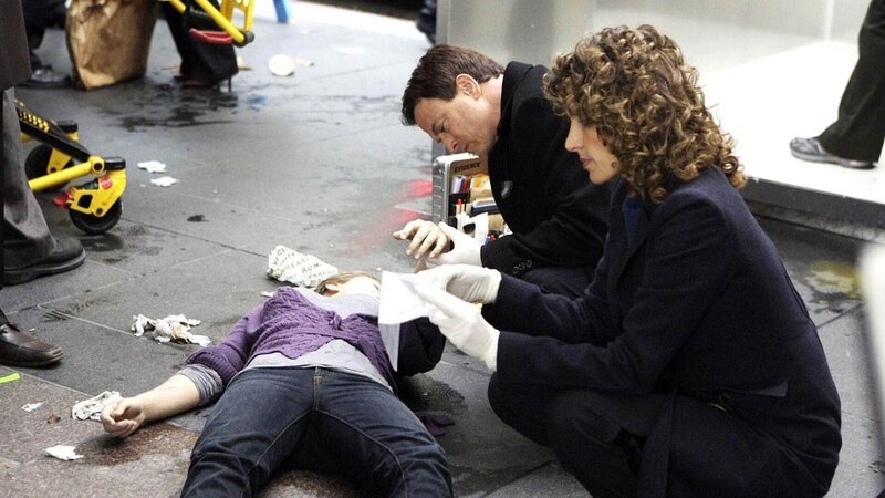 Mac Taylor (Gary Sinise) und Stella Bonasera (Melina Kanakaredes) untersuchen die Leiche einer Frau, die offensichtlich in einer öffentlichen Toilette ertrunken ist. – Bild: MG RTL D /​ CBS