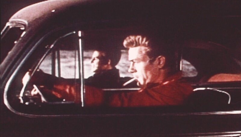 Buzz (Corey Allen, li.), der Anführer einer Gang von Halbstarken, hat Jim (James Dean, re.) zu einer Mutprobe herausgefordert. Mit gestohlenen Autos rasen sie auf einen Abhang zu … – Bild: BILDNAME:40443h.jpg, CopyR: ProSieben Media AG,