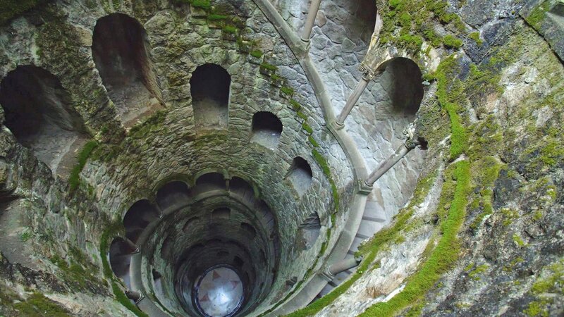 Der Bau wirkt wie eine optische Täuschung. Es ist, als würde man einen mittelalterlichen Turm in umgekehrter Richtung betrachten. Anstatt sich in den Himmel zu erheben, windet sich eine Treppe spiralförmig in die Erde. – Bild: WELT