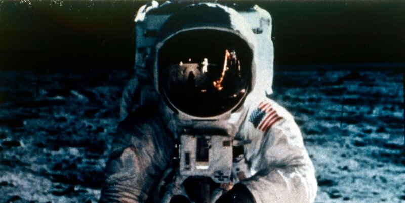Buzz Aldrin auf dem Mond, Apollo II-Mission, Juli 1969. In Aldrins Visier spiegeln sich Neil Armstrong, der das Foto macht, die US-Flagge und der „Eagle“. Die Mondlandefähre Apollo 11, Codename Eagle, mit den US-Astronauten Neil Armstrong und Buzz Aldrin an Bord, landete am 20. Juli 1969 im Meer der Ruhe. Apollo 11 war die fünfte bemannte Apollo-Mission und die erste, die auf dem Mond landete. Künstler Neil Armstrong. – Bild: Photo by Heritage Space/​Heritage Images/​Getty Images/​Heritage Images/​Heritage Images