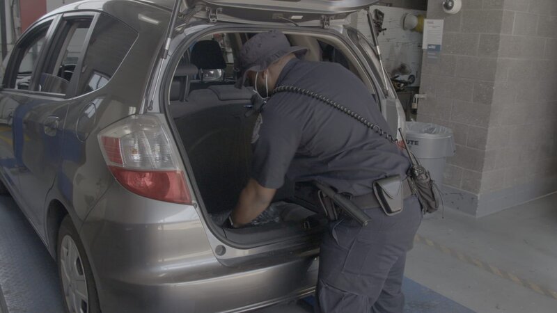 Officer Watkins checks the trunk of a car. (National Geographic) – Bild: National Geographic