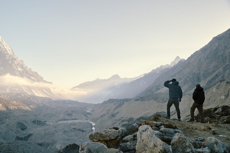Dennis_L and Patrick_R Landscape on the way to Kanchenjunga – Bild: WEINERT BROTHERS /​ WEINERT BROTHERS