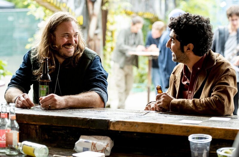 Faraz (Reza Brojerdi, re.) feiert mit Max (Denis Schmidt). – Bild: ARD Degeto/Martin Rottenkolber / ARD Degeto/Programmplanung und P Faraz (Reza Brojerdi, re.) feiert mit Max (Denis Schmidt). – Bild: ARD Degeto/Martin Rottenkolber / ARD Degeto/Programmplanung und P