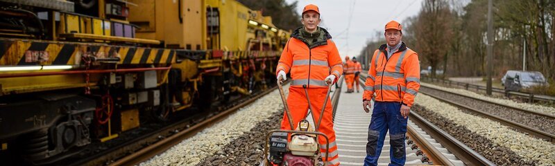 Mit über 500 Tonnen Gewicht rast der ICE über die Schienen. Wer kontrolliert eigentlich, ob diese auch fest verschraubt sind? „PUR+“-Moderator Eric Mayer macht den Sicherheits-Check. – Bild: ZDF/​ZDF Grafik