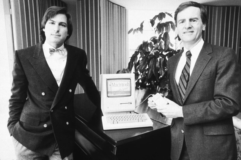 Steve Jobs bei der Ankündigung des Macintosh-Computers im Jahr 1984. Nummer 2 unserer Top Ten Werbespots der 80er Jahre: Der Apple Macintosh. (Kredit: UPI /​ Alamy Stock Photo) – Bild: National Geographic Channel /​ © FOX NETWORKS GROUP BULGARIA