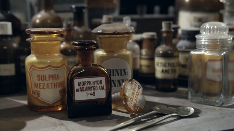 Morphium, alte Gläser. – Bild: ZDF und © Red Monster Film.