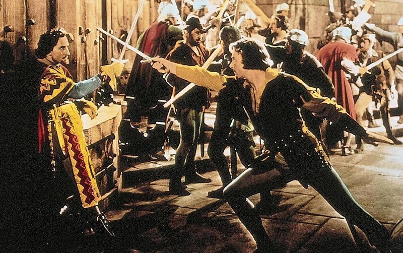 Robin Hood (re.) kaempft mit dem skrupellosen Sir Guy of Gisbourne. – Bild: arte
