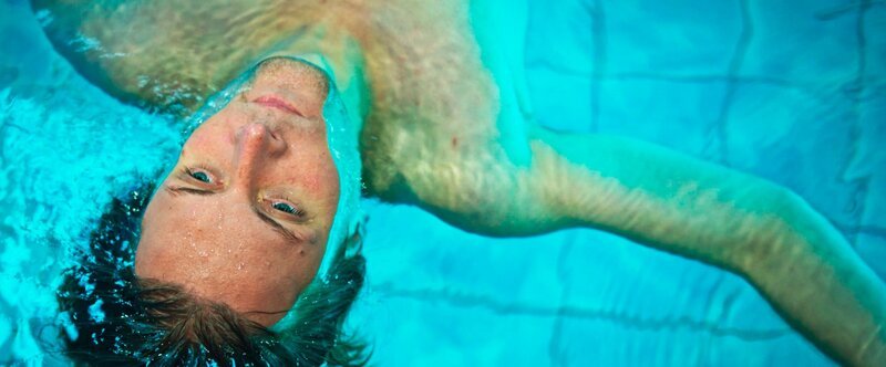 Jonas (Fabian Kloiber) lässt sich im Wasser treiben. – Bild: MDR/​Christoph Hertel, Georg Pelz