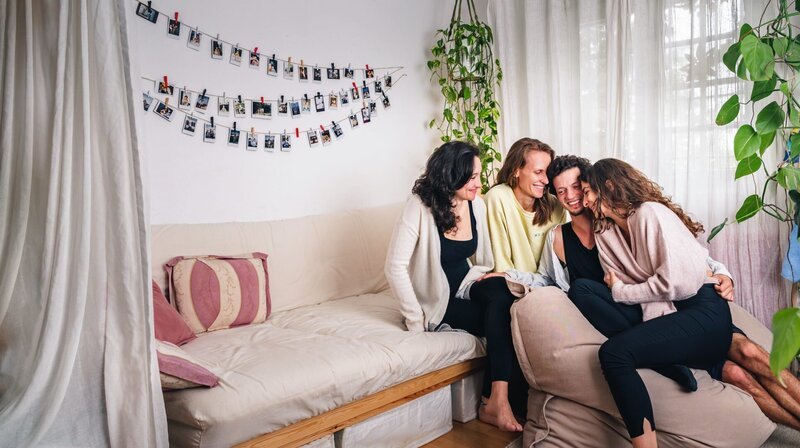 Sie liebe, leben und arbeiten miteinander: Jadu, Imogen, Clara und Tinatin sind eine polyamore Großfamilie. In der SWR Dokureihe „Alles Liebe!“ erzählen sie ihre Geschichte und werben um Toleranz. – Bild: SWR/​Marcel Katz