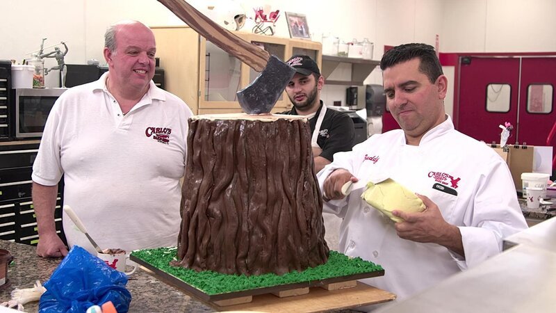 Ralph, Buddy and Mauro putting some detail work into making the stump cake come alive. – Bild: TLC
