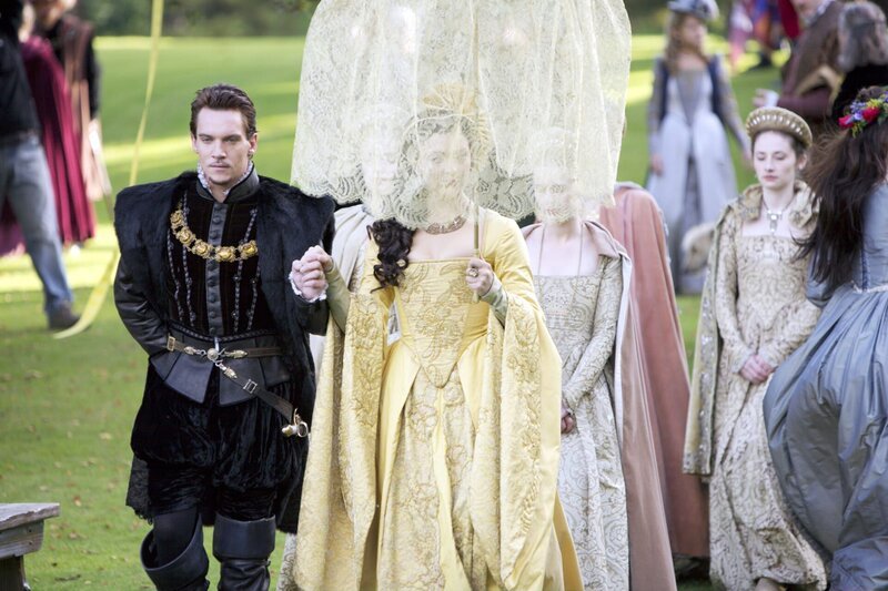 Jonathan Rhys Meyers (König Henry VIII.), Natalie Dormer (Anne Boleyn). – Bild: TVP /​ Zdjęcia mogą być wykorzystane do jednorazowej publikacji prasowej ilustrującej aktualny program TVP S.A. na dany tydzień.
