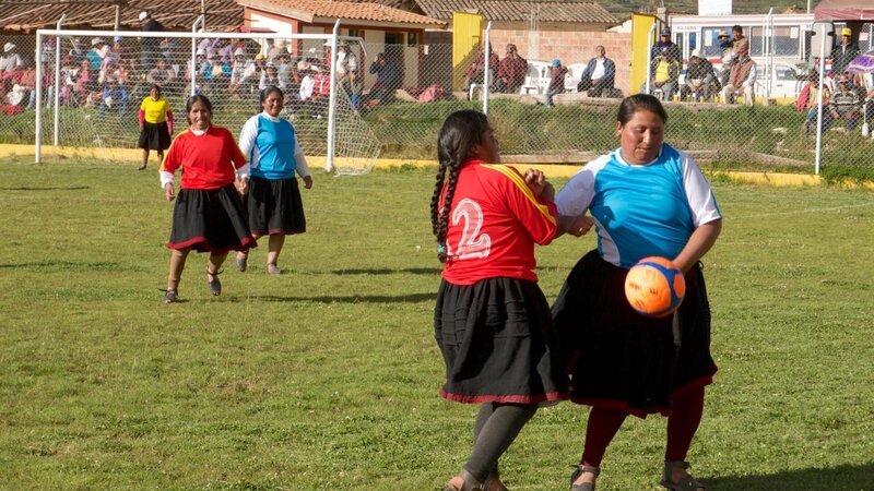 Zweikampf in 3700 Metern Höhe. Die Frauen vom Fußballverein „Sporting Piuray“ im peruanischen Hochland kämpfen um jeden Ball. – Bild: ZDF/​Manfred Uhlig