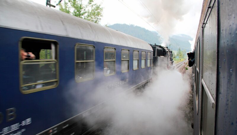 In Hausach wird der Zug geteilt und beide Zugteile werden jeweils mit 2 Dampfloks bespannt. Dann geht es in Parallelfahrt mit gegenseitigen Überholungen die Schwarzwaldrampe hinauf. – Bild: ZDF und SWR.