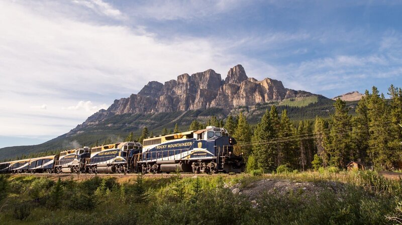 Der Zug Rocky Mountaineer in den Kanadischen Rocky Mountains – Bild: TVNOW /​ Rocky Mountaineer
