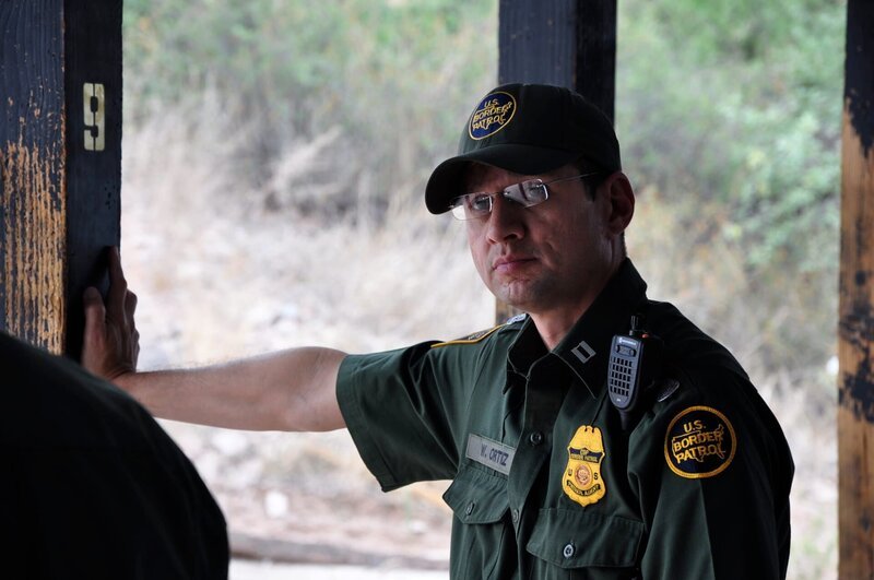 Nogales, Arizona: Supervisory Border Patrol agent William Ortiz. Customs and Border Protection (CBP) teams fight to stop drug smugglers, human traffickers, and desperate migrants from entering the United States. officers. – Bild: NGTV