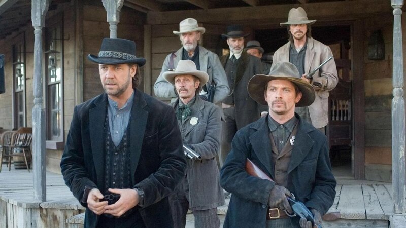 Zwischen dem Banditen (Russell Crowe, l.) und dem Farmer (Christian Bale) entwickelt sich sogar so etwas wie Freundschaft. Als jedoch Wades Bande auftaucht, kommt es zum entscheidenden Gefecht. – Bild: port.hu