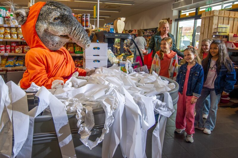 TanzTapir hat an der Kasse im Supermarkt ein Chaos hinterlassen. Singa und die TanzlAlarm-Kids fragen sich, was da los war? – Bild: KiKA/​MingaMedia/​Ron Bergmann
