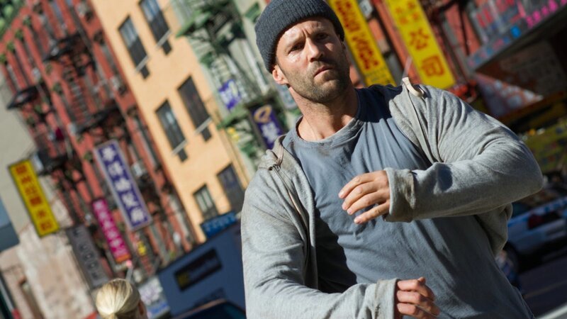 Ein unfreiwillig auf die schiefe Bahn geratener ehemaliger Polizist (Jason Statham) wird zum Beschützer eines kleinen chinesischen Mädchens. Das ungleiche Team stellt sich nicht nur den chinesischen Triaden und der russischen Mafia entgegen, sondern erwehrt sich zudem eines korrupten Polizeiapparats. – Bild: Nitro