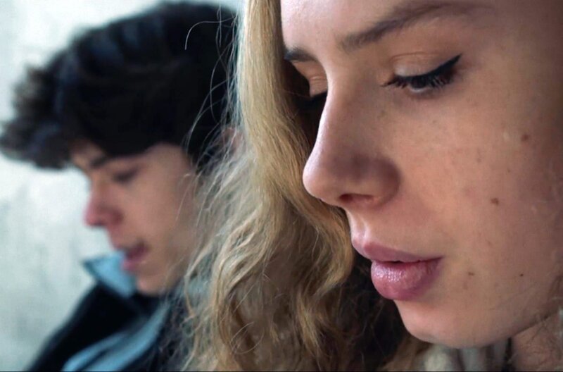 Cruse – Bild: Folle Allure /​ Die 14-jährige Sarah (Marie Ros) hat die Schule geschwänzt und sich mit dem drei Jahre älteren Mika (Léo Mazo) getroffen …