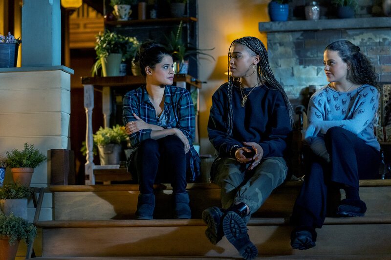 (L-R): Melonie Diaz as Mel Vera, Lucy Barrett as The Charmed One and Sarah Jeffery as Maggie Vera – Bild: 2022 The CW Network, LLC. All Rights Reserved.