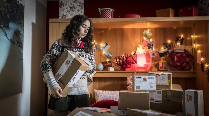 Tassja ordnet die vielen Pakete in ihrem Zimmer – Bild: NDR/​Boris Laewen