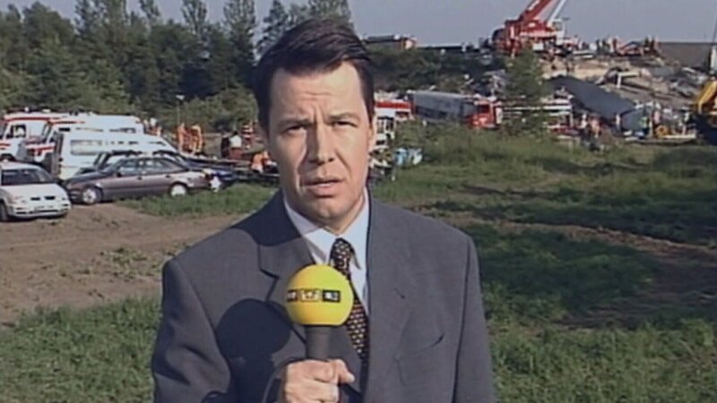 Peter Kloeppel berichtet live vom Unfallort. – Bild: RTL /​ Folge 01_002