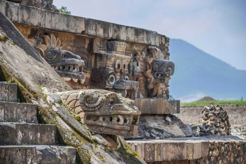 Kopfskulpturen Tempel des Quetzalcoatl, Ruinenstadt Teotihuacan, Mexiko – Bild: Schoening /​ Alamy Stock Photo /​ Alamy Stock Photo /​ https:/​/​www.alamy.com /​ Credit: Schoening /​ Alamy Stock Photo