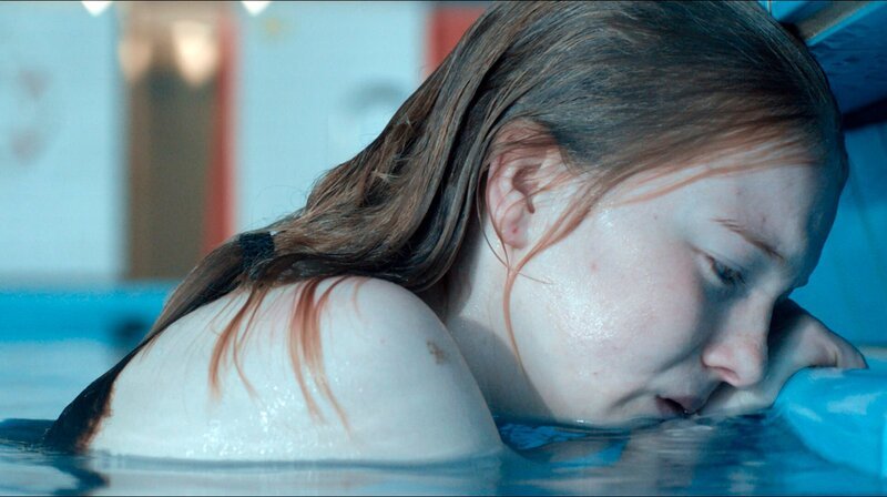 Elisa (Stephanie Amarell) fühlt sich ausgesetzt und missachtet. – Bild: SWR/Filmakademie/Paul Nungeßer Elisa (Stephanie Amarell) fühlt sich ausgesetzt und missachtet. – Bild: SWR/Filmakademie/Paul Nungeßer