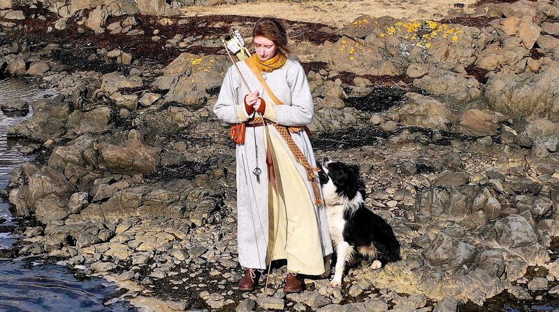 Die 30-jährige Gulla lebt am malerischen Gilsfjörđur-Fjord und verkleidet sich gerne als Wikingerin – Bild: NDR/​Felix Korfmann
