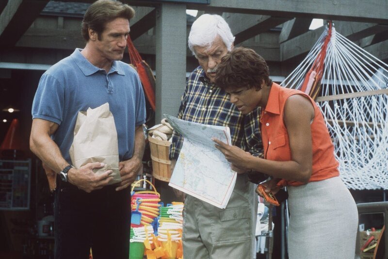 Steve (Barry Van Dyke, l.), Mark (Dick Van Dyke, M.) und Amanda (Victoria Rowell, r.) suchen den kleinen Ort, in dem sich Jesse und Susan aufhalten. – Bild: Viacom Lizenzbild frei