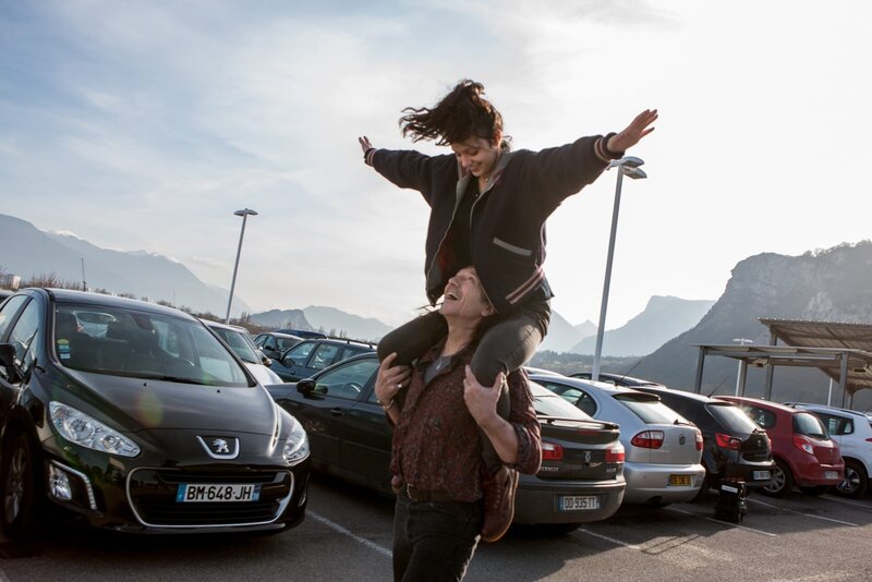 Ein Becken voller Männer – Bild: KinoweltTV