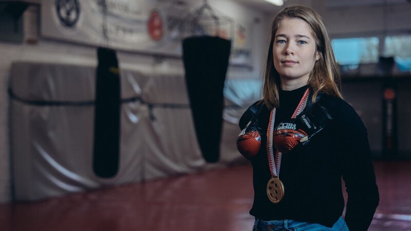 Anna Gaul ist ehemalige Junioren-Welt- und Europameisterin im Amateur-MMA. – Bild: ZDF und Luka Ljubicic./​Luka Ljubicic