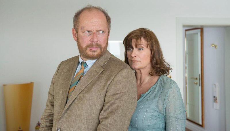 Dr. Magnus Sorel (Axel Milberg, links) und seine Patientin Masha Kovacevic (Andreja Schneider, rechts) kommen sich näher. – Bild: NDR/​Christine Schroeder