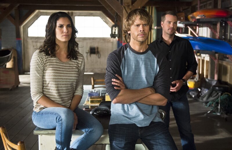 Unspoken“ -- Pictured: Daniela Ruah (Special Agent Kensi Blye), Eric Christian Olsen (LAPD Liaison Marty Deeks) and Chris O\’Donnell (Special Agent G. Callen). The team searches for Sam\’s former partner, Ruiz (Anthony Ruivivar), who disappears while buying a deadly explosive during an undercover operation, on NCIS: LOS ANGELES, , Pictured: Daniela Ruah (Special Agent Kensi Blye), Eric Christian Olsen (LAPD Liaison Marty Deeks) and Chris O\’Donnell (Special Agent G. Callen). – Bild: 2015 CBS Broadcasting, Inc. All Rights Reserved. /​ Neil Jacobs Lizenzbild frei