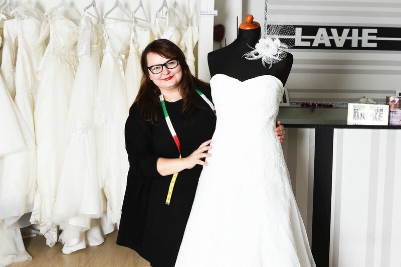 Manuela in ihrem Geschäft „Lavie“ in Bochum. – Bild: VOX /​ Stefanie Schumacher