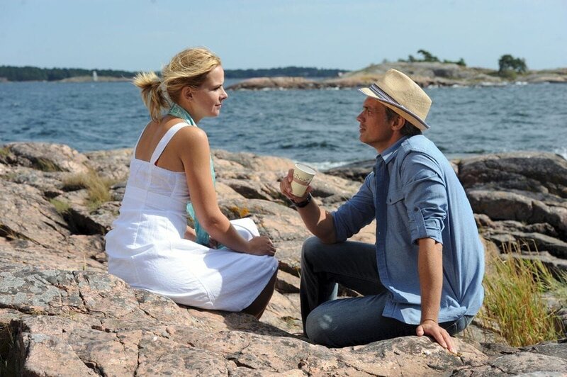 In Trinntorp trifft Anja (Denise Zich) auf Niklas (Ralf Bauer). Die beiden sind sich auf Anhieb sympathisch. Beim Picknick erzählt Niklas, dass er Dozent für Wikingergeschichte an der Universität ist. – Bild: port.hu