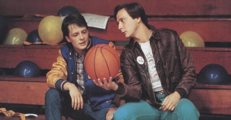 Scott Howard (Michael J. Fox, li.) und Stiles (Jerry Levine, re.) beschwören vergeblich den Ball, denn ihr Basketball-Team verliert ständig. – Bild: BILDNAME:41781h.jpg, ProSieben Media AG
