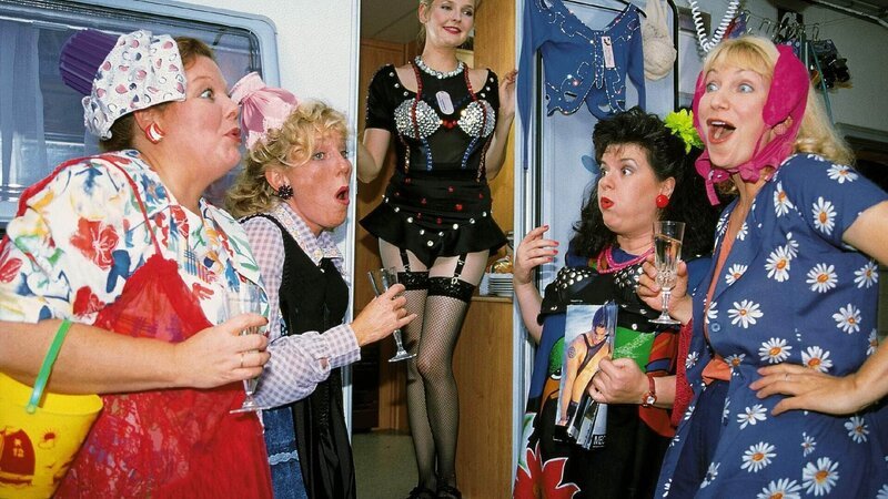 Die Frauen (v.l.: Samy Orfgen, Antje Lewald, Katharina Schubert, Biggi Wanninger, Sabine Kaack) vergnügen sich bombig bei einer fröhlichen Dessous-Party. – Bild: MG RTL D