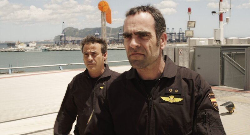 Sergio (Eduard Fernández, l.) und Jesús (Luis Tosar, r.) sind fest entschlossen, den Drogenschmugglern das Handwerk zu legen. – Bild: ZDF und ©joseharo.