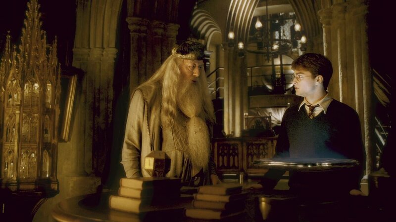 L-R: Albus Dumbledore (Michael Gambon), Harry Potter (Daniel Radcliffe) – Bild: 2009 WARNER BROS. ENT. HARRY POTTER PUBLISHING RIGHTS © J.K.R. HARRY POTTER CHARACTERS, NAMES AND RELATED INDICIA ARE TRADEMARKS OF AND © WARNER BROS. ENT. ALL RIGHTS RESERVED.