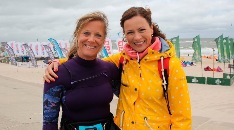 Kitesurfer lieben den Wind und die Wellen von Sylt. Anne Willmes (r) trifft Sonja Bunte, die ihr Hobby zum Beruf gemacht hat, beim Kitesurf World Cup am Strand von Westerland. – Bild: ZDF und WDR/​Alice Tschöke.