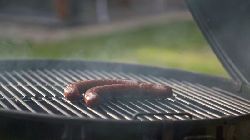 Deutsche Hersteller exportieren 151.000 Tonnen Wurstwaren ins europäische Ausland – allen voran nach Großbritannien und Frankreich. – Bild: N24 Doku