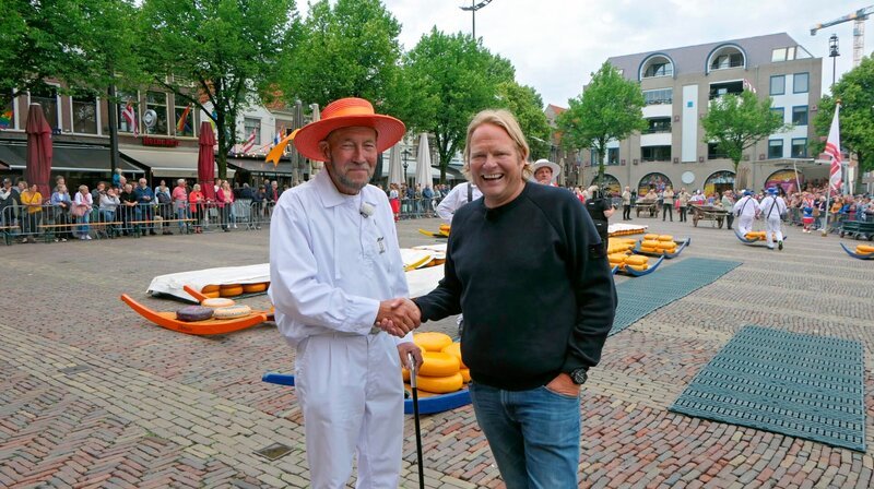 Björn Freitag trifft Käsevater Willem Borst (l) in Alkmaar auf dem ältesten und größten Käsemarkt der Niederlande. – Bild: WDR/​2bild GmbH
