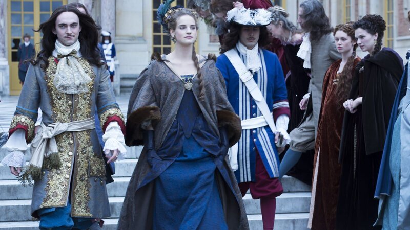 Louis XIV (George Blagden), Henriette (Noémie Schmidt) – Bild: SquareOne Entertainment /​ Anouchka de Williencourt Lizenzbild frei